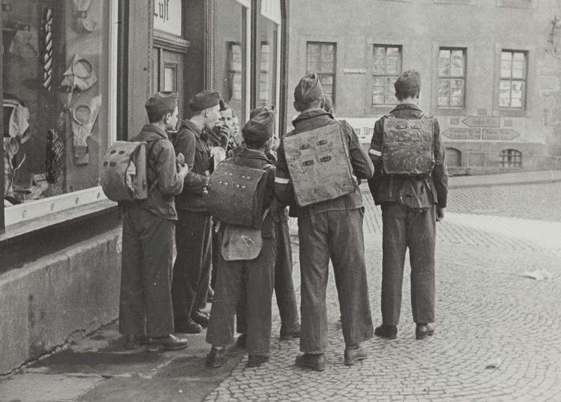 Hitlerjungen mit Tornistern, Fotografie von Friedrich Robert Otto Emmel © HMF