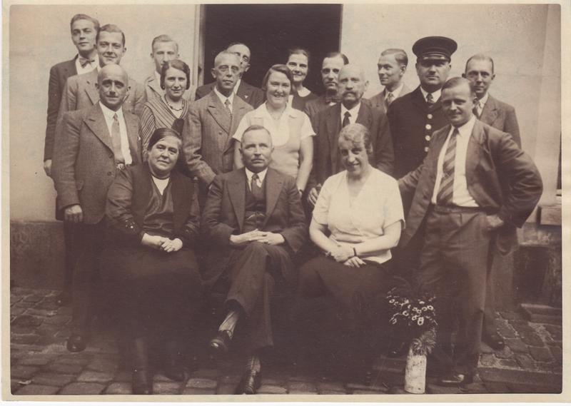 Schwarz-weiß-Foto der Belegschaft des Bankhauses Metzler, 1934 