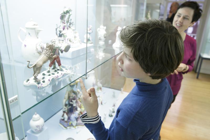 Ein junger Besucher betrachtet die Vitrinen im Porzellan Museum.