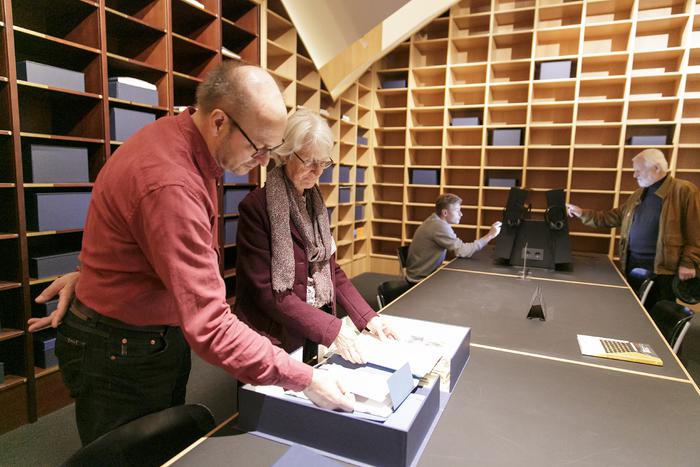 Gemeinsame Recherche in der Bibliothek der Generationen © HMF Stefanie Kösling