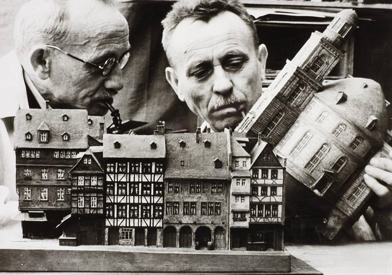 Portrait von Robert und Hermann Treuner mit Teilen des Stadtmodells.