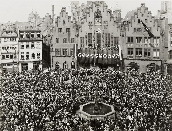 "Tag der nationalen Arbeit" am 1. Mai 1933, Kundgebung auf dem Frankfurter Römerberg, Fotografie von Leonhard Kleemann © HMF