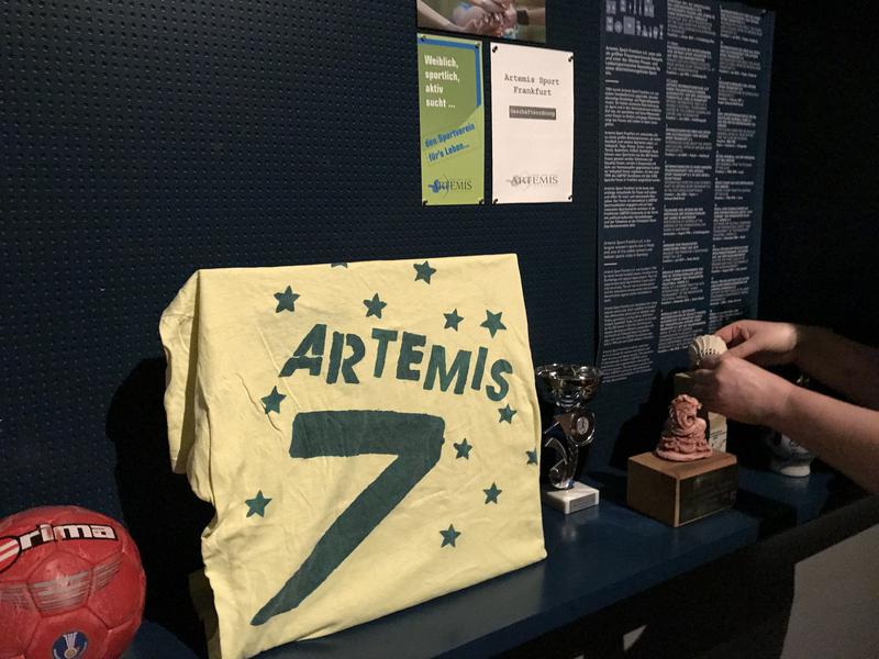 Ein Tennisball wird im neuen Vereinskasten Artemis angebracht.