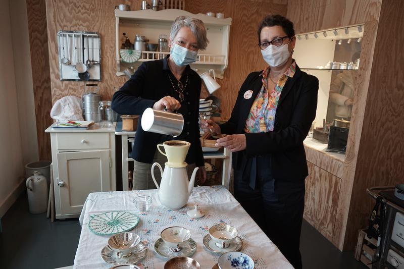 Kulturdezernentin Hartwig und Direktorin Gesser gießen Kaffee in der Urgroßmutterküche auf © HMF, Alexandra Schumacher