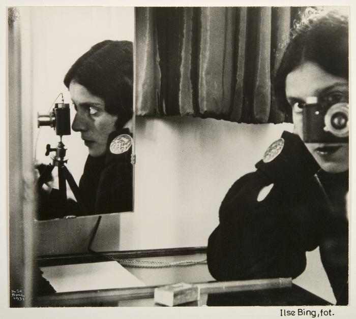 Selbstporträt der Fotografin Ilse Bing mit Leica im Spiegel, 1931 © HMF, Horst Ziegenfusz